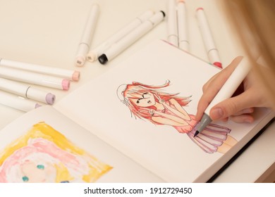 Gambar tangan sketsa gaya anime gadis cantik dengan spidol gambar sketsa berbasis alkohol.