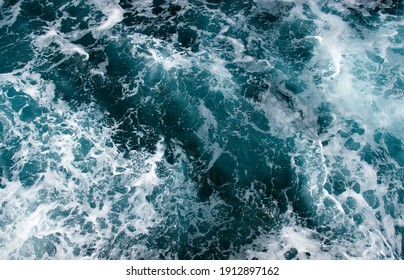 Vista aérea de las olas del océano. Fondo de agua azul