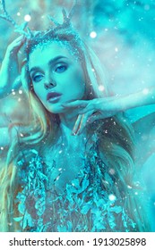 Очарователна горска нимфа в магическа гора. Фентъзи свят.