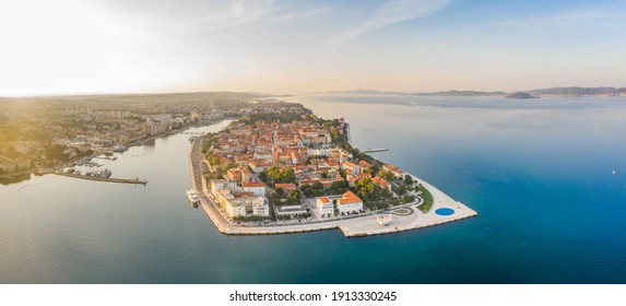 Lucht panoramische drone shot van Zadar oude stad schiereiland in zonsopgang in Kroatië Dalmatië