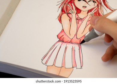 Dibujar a mano un boceto de estilo anime de chica linda con marcadores de dibujo de boceto a base de alcohol.