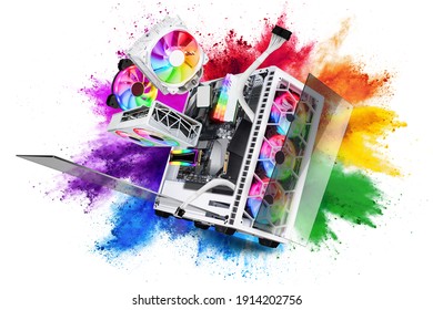 Explosionszeichnung des weißen Gaming-PC-Computers mit Glasfenstern und Regenbogen-RGB-LED-Lichtern. Fliegende Hardwarekomponenten vor der Explosion des abstrakten Farbpulvers auf lokalisiertem Hintergrund