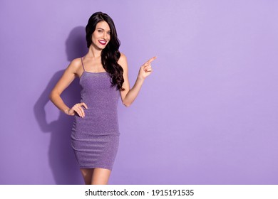 Foto van een jong aantrekkelijk meisje dat met haar vinger wijst en een lege ruimte kiest, kiest en selecteert, promo geïsoleerd op een violette achtergrond