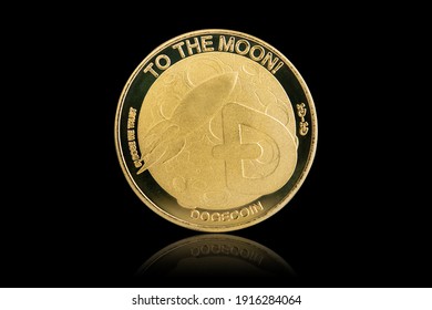 クリッピング パスで分離された黄金の DOGE コイン シンボルをクローズ アップ。Doge コインはデジタル通貨の 1 つで、ブロックチェーン技術によって駆動される暗号通貨です。