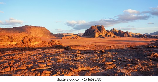 ヨルダンのワディラム砂漠の風景のような赤い火星