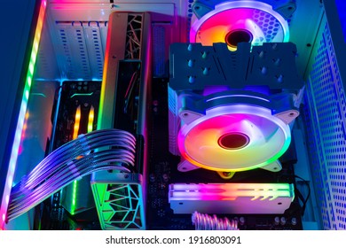 Innenansicht des benutzerdefinierten, bunt beleuchteten, hellen Regenbogen-RGB-LED-Gaming-PC. Hintergrund der Computerleistungshardware und des Technologiekonzepts