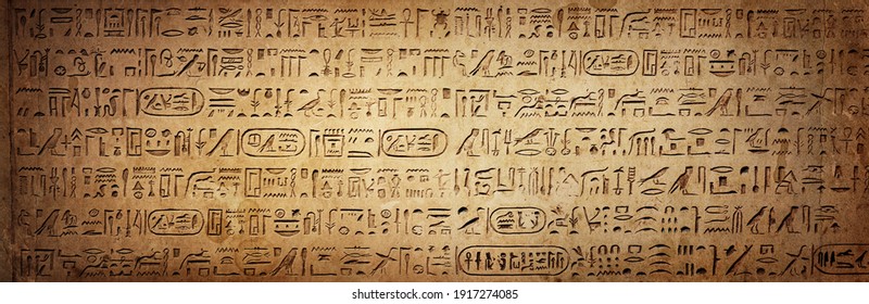 Alte ägyptische Hieroglyphen auf einem alten Hintergrund. Breiter historischer Hintergrund. Altägyptische Hieroglyphen als Symbol für die Geschichte der Erde.