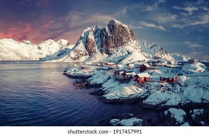Maravilloso paisaje matutino en las islas Lofoten en temporada de invierno. Impresionante paisaje invernal con montañas nevadas, tradicionales cabañas rojas de pescadores, rorbu. Hamnoy pueblo de un lugar de descanso ideal.