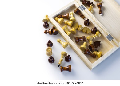Figuras de ajedrez en mesa blanca con espacio libre para texto.Para hacer en casa en cuarentena de coronavirus. Juegos en casa. Educación para niños. Figuras de ajedrez sobre fondo blanco. Juegos de mesa. Juegos en casa.