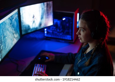 パーソナル コンピューターでオンラインの一人称シューティング ゲームをプレイするプロのゲーマー。照明ネオンライト。サイバーチャンピオンシップ