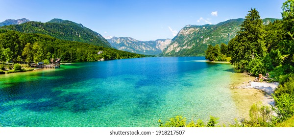 Lago Bohinj, el lago permanente más grande de Eslovenia, ubicado dentro del valle de Bohinj de los Alpes Julianos, en la región noroeste de la Alta Carniola, parte del Parque Nacional Triglav