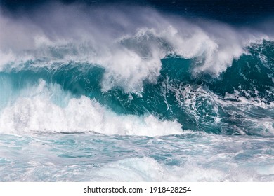 荒天時の海の波