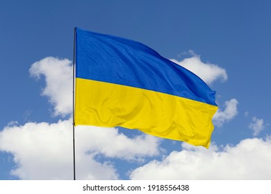 Vlag van Oekraïne geïsoleerd op de blauwe lucht met uitknippad. close-up wuivende vlag van Oekraïne. vlag symbolen van Oekraïne.