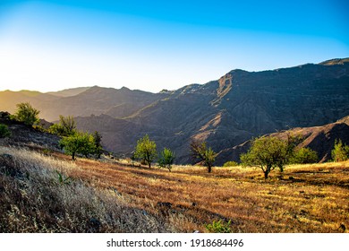 Wunderschöne Landschaft der Felder der Kanarischen Inseln mit dem Sonnenuntergang und der tiefen Sonne, die in der Zeit nach dem Regen mit Bentayga wunderschöne Reflexionen und Schatten erzeugt