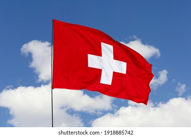 Zwitserland vlag geïsoleerd op de blauwe hemel met uitknippad. close-up zwaaiende vlag van Zwitserland. vlagsymbolen van Zwitserland.