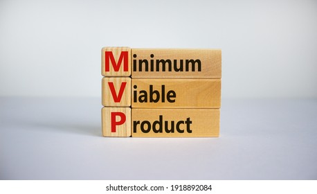 MVP, símbolo de producto mínimo viable. Cubos de madera y bloques con palabras MVP, producto mínimo viable. Hermoso fondo blanco. Negocio y MVP, concepto de producto mínimo viable, espacio de copia.
