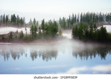 霧の多い天候での湖の風光明媚なビュー