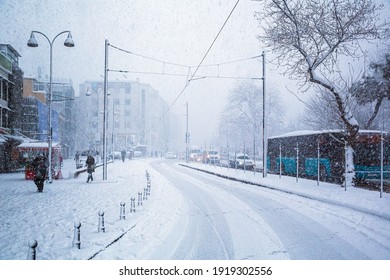 vista frontal calle vacía en un día nevado