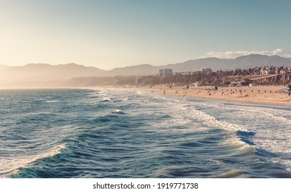 Uitzicht op Santa Monica Beach en Los Angeles in de middagzon. Luchtfoto van boven het water van de Stille Oceaan.