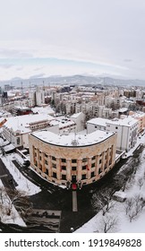 Un disparo vertical de los edificios y calles de Banja Luka en invierno en Bosnia y Herzegovina