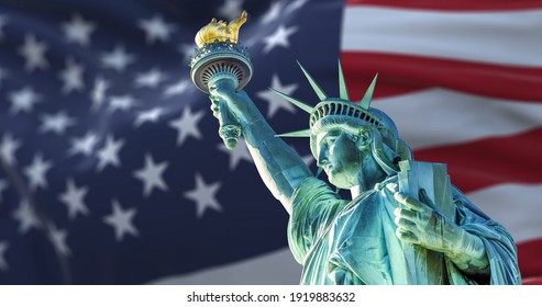 patung kebebasan dengan bendera Amerika buram melambai di latar belakang. Konsep demokrasi dan kebebasan