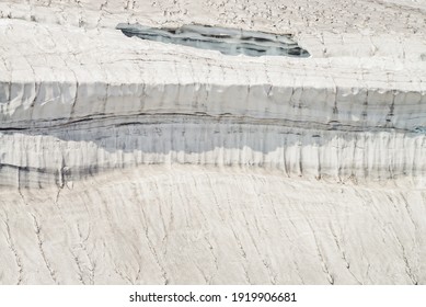 氷河の壁と最小限の自然の背景をクローズ アップ。急な斜面に美しい雪コーニスを持つ最小限の自然の背景。氷河表面のクローズ アップ。日光の下で雪庇を持つミニマリズム。