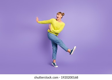 Volledige lengte lichaamsgrootte weergave van vrij vrolijk zorgeloos meisje springen met plezier dansen geïsoleerd over pastel violet kleur achtergrond