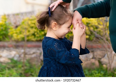 La hijita besa la mano de su abuela durante Eid mubarak (Turkish Ramazan o Seker Bayram). Un niño adorable besa la mano de una anciana para mostrar respeto. Un niño lindo sigue las tradiciones musulmanas del Ramadán