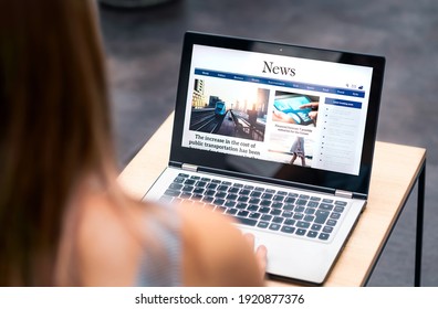 Trang web tin tức trong màn hình máy tính xách tay với bài báo trực tuyến và tiêu đề. Người phụ nữ đọc báo hoặc tạp chí với máy tính. Cổng xuất bản web kỹ thuật số và trang internet. Mô hình trang web phương tiện truyền thông hàng ngày mới nhất.