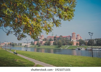 Das königliche Wawelschloss in Krakau, Polen. Erbaut auf Geheiß von König Kasimir III. Dem Großen. Die Burg war eine der größten in Polen. Blick über die Weichsel, Wisla.