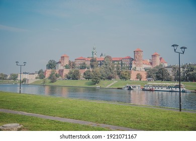 Das königliche Wawelschloss in Krakau, Polen. Erbaut auf Geheiß von König Kasimir III. Dem Großen. Die Burg war eine der größten in Polen. Blick über die Weichsel, Wisla.