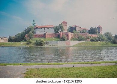 Das königliche Wawelschloss in Krakau, Polen. Erbaut auf Geheiß von König Kasimir III. Dem Großen. Die Burg war eine der größten in Polen. Blick über die Weichsel, Wisla.
