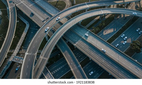 Pogled iz zraka z drona na dvignjeno cesto in prometna križišča v kitajski metropoli Chengdu v sončnem dnevu. Sodobna gradbena zasnova prometnic za izogibanje prometnim zastojem. Malo vozil.
