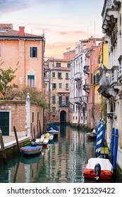 Asemrowende uitsig oor 'n stegie in Venesië met geboue wat uitkyk oor een van die kanale wat deur die stad loop. Pragtige blik tydens die sonsopkoms, Venesië, Italië.