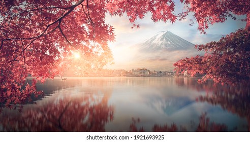 Fuji japón, paisaje de montaña, reflejo de la montaña de Fujisan en el agua con amanecer en el paisaje nevado del lago kawaguchiko, temporada de otoño de Japón ubicada en la isla de Honshu, es la montaña más alta de Japón