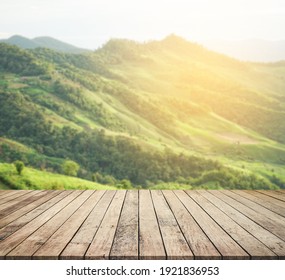 Meja kayu atau lantai kayu untuk memajang produk dengan latar belakang pemandangan gunung