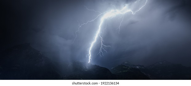 Blitz über Berge und See. Schweiz.