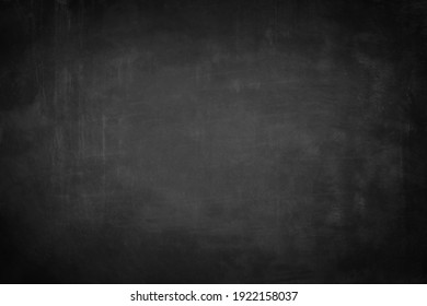 Schoolbord of zwarte bord textuur abstracte achtergrond met grunge vuil wit krijt uitgewreven op lege zwarte billboard muur, kopieer ruimte, element kan gebruiken voor behang onderwijs communicatie achtergrond