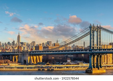 Manhattan bridge with Manhattan city skyline in USA