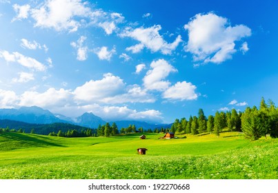 Wunderschöne Tallandschaft in den Alpen, kleine Häuser in Seefeld, ländliche Szene, majestätische malerische Aussicht an sonnigen Tagen