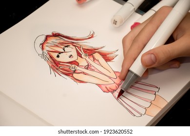 Hand tekenen van een schattig meisje anime stijl schets met alcohol gebaseerde schetstekening markers.