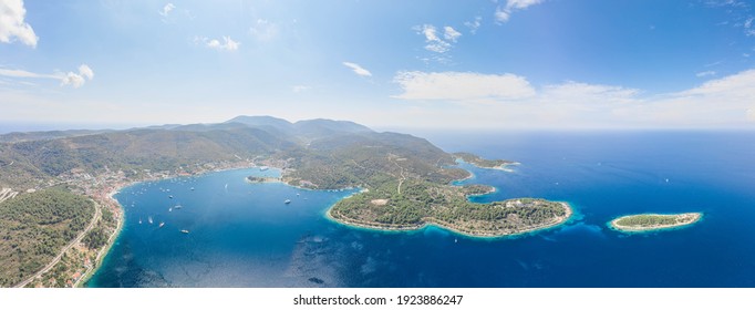 Luchtfoto panoramische drone-opname van de kustlijn van het eiland Vis in de Adriatische Zee in de zomer van Kroatië