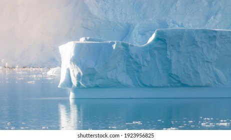 Glaciers et montagnes de la baie du Paradis, péninsule Antarctique, Antarctique.