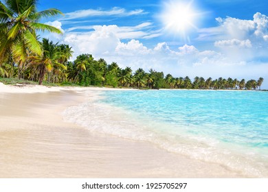 Tropisch strand, turkoois zeewater, oceaangolf, geel zand, groene palmen, zon blauwe lucht, witte wolken, prachtig zeegezicht, zomervakantie, exotische eilandvakantie, reizen naar de Caraïben, Maldiven landschap