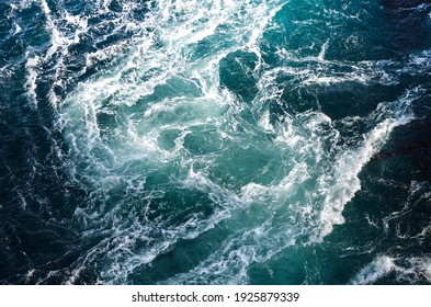 抽象的な背景。海水の波が水中の尖った岩と出会い、渦を形成します。ノルウェーのボッド市にあるワールプール。ノルウェー
