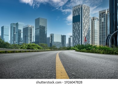 アスファルト道路と都市の建物