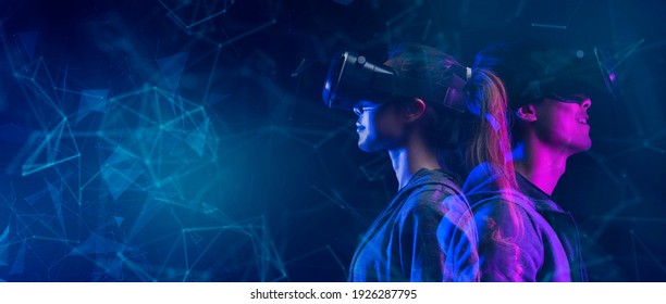 Ein Teenager hat Spaß an einem Metaverse-VR-Spiel mit Virtual-Reality-Brille, einem Sportspiel in 3D-Cyberspace-Optik vor futuristischem, neonfarbenem Hintergrund – ein Spiel und Unterhaltung der Zukunft mit digitaler Technologie.