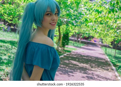 Russisches Anime-Cosplay-Porträt eines Mädchens im Garten. Hatsune Miku-Cosplay