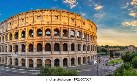 ローマ イタリア、ローマ コロッセオで夕日のパノラマ都市スカイライン