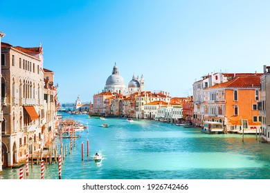 Vista del Gran Canal y la Basílica de Santa Maria della Salute en Venecia